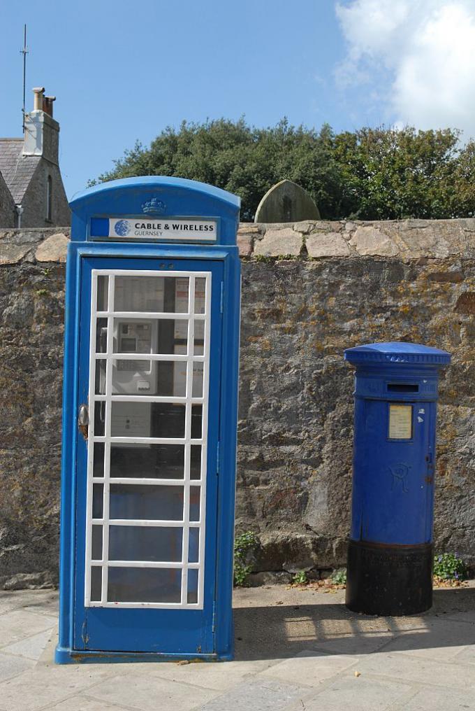 Cabine téléphonique à St Anne sur l'île d'Alderney, une partie de la compétence de Guernesey