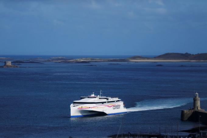 Le ferry de condor arrive à l'île de Guernesey